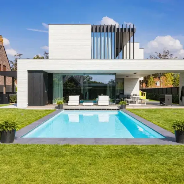 Azuralux realisatie zwembad strakke woning modern